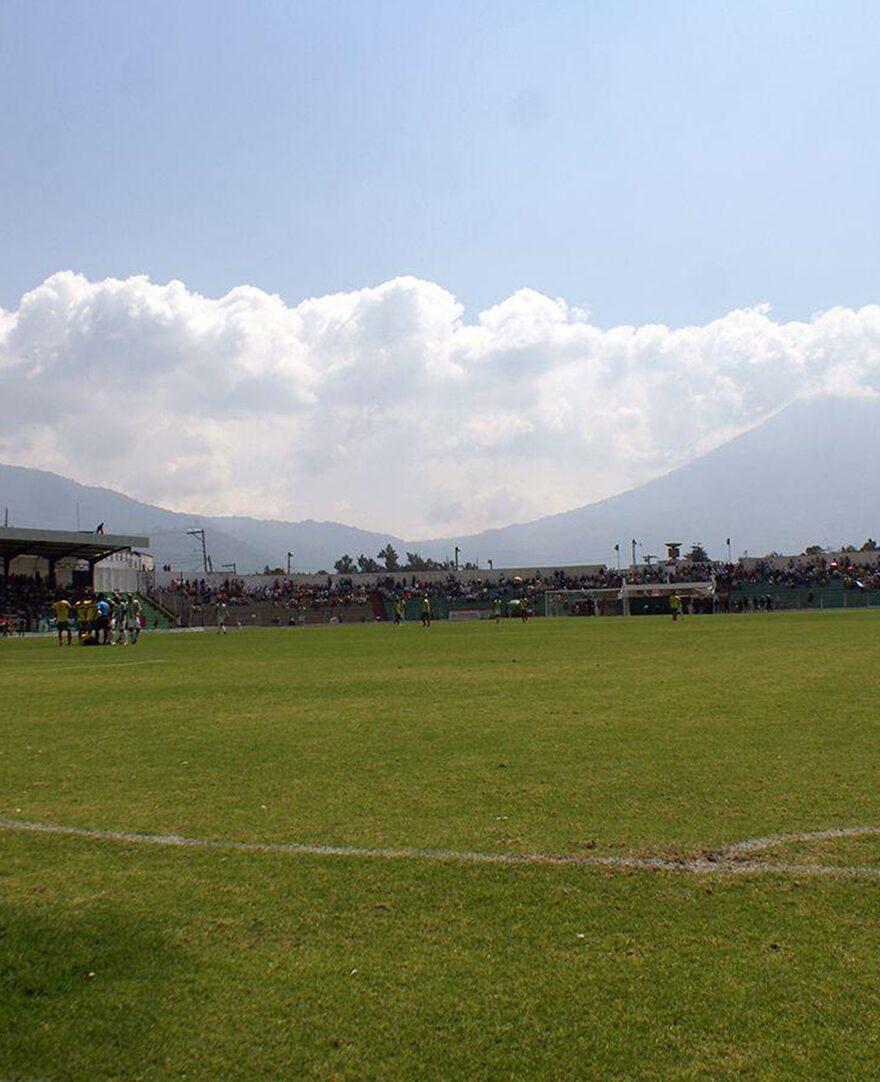 Vallas electrónicas laterales LED disponibles para anunciar tu marca en el Estadio Pensativo, en Antigua, Guatemala.